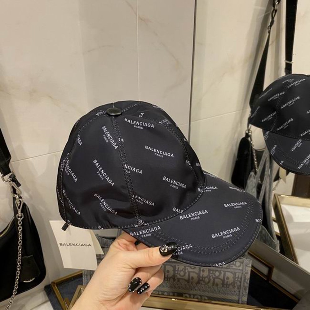 Ba*len*cia*ga hat